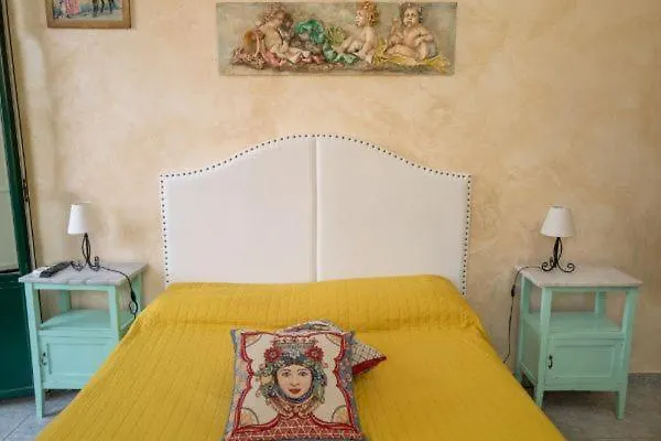 Villa Gaia Taormina 2*,  Italy